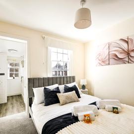 Central Canterbury Gem New Refreshed Decor Sunny Deck Outdoor Furniture FREE Parking 2BR 2BA TOP Location