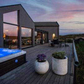 Designer cabin by the sea 40 minutes from Bergen, hotel v destinaci Forland