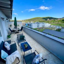 Sunny View 2BR Apartment with Terrace - near VIVO and Amethyst, hotel v destinácii Floreşti