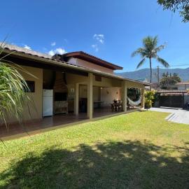 Casa a uma quadra da praia Maresias โรงแรมในมาเรเซียส
