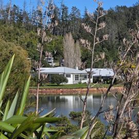 Kingfisher Lodge Waterfront Retreat, hotel in Tairua