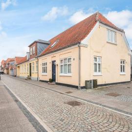 Viesnīca 2 person holiday home in Ringkøbing pilsētā Ringkēbinga