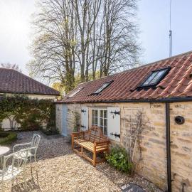 Wisteria Cottage & Barn - SLEEPS 10 and welcomes dogs