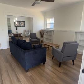 Lovely 3BR Near Downtown Flexible Sleeping Setup