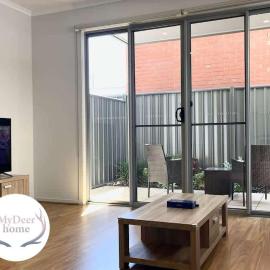 Modern 3BR Townhouse Near Shopping & CBD