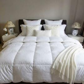 Luxury Modern 3BR Apartment Near Airport Fast Wi-Fi PS4 Workstation