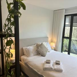 Peaceful Private Room and Ensuite, hotel in Queenstown Airport