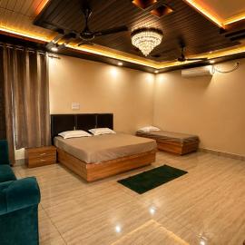 M2LambardaarStay: Kandogal şehrinde bir otel
