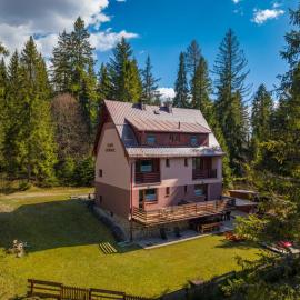 Chata Lieskovec - chata v lese blízko zubačky, hotel in Tatranska Strba