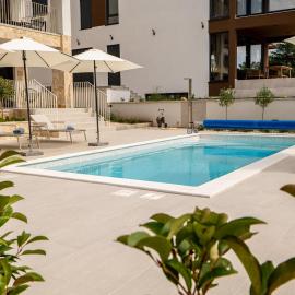Kožino Bay Lodge - Brand New Seaside Apartments, Heated Pool, hotell i Kožino