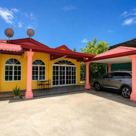 Nonamanis Guest House Putatan, hotel en Putatan