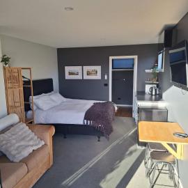 Studio unit on Kingfisher, Hotel in Albert Town