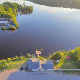 Lake Front Cottage 4 Bedrooms and Four washrooms Sleeps 16, hotel u gradu 'Bancroft'