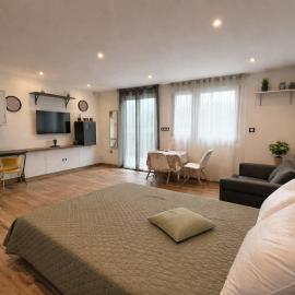 Studio neuf avec terrasse et vue dégagée, hotel in Huest