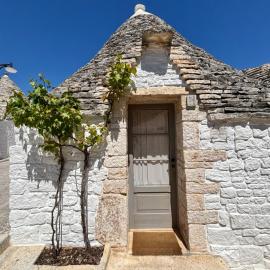 Trullo Soave Suite - outdoor jacuzzi, hotel in Alberobello
