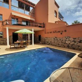 Apartment with pool next to the ocean, Hotel in Imi Ouaddar