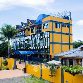 The Grand Brystal Hotel, hotel v mestu Busia