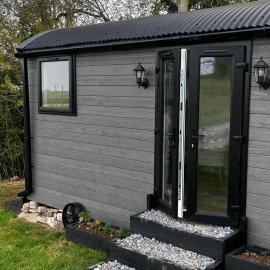 Peaceful Shepherd Hut near Clovelly, hotel di Bideford