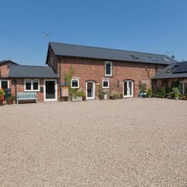 The Old Milking Parlour - 5 beds, hot tub, garden, hotel in Welshampton