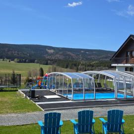 Jagodowy Ski&Spa pensjonat z widokiem na góry,podgrzewany basen zewnętrzny latem,bilard,świetne Wi-Fi,Restauracja,balia,sauna na miejscu، فندق في Lasowka