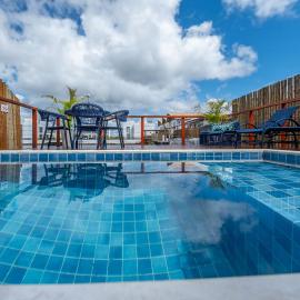 Casa Luz da Lua - Barra Grande - Maraú - Piscina privativa com deck de madeira à beira do lago