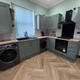 Luxury Contractor and Family stay 3 Double rooms 3 EnSuites B65 Close to City Centre
