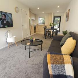 Family Friendly 2BR Townhouse with Fenced Yard, hotel u gradu Okland