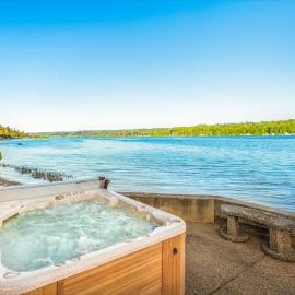 Tranquil Waterfront Home Private Hot Tub โรงแรมในBelfair