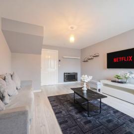 Spacious Four Bedroom House with Workspace, Garden and Free Parking