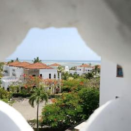 WakaWaka SeaView Beach Condo، فندق في مومباسا