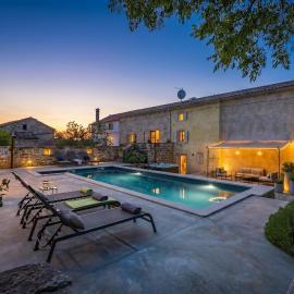 Villa Kurili No14 near Rovinj for 7 persons with 34 m2 private pool & jacuzzi, hotel v destinaci Kurili