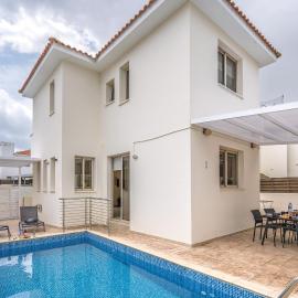 Mambo Private Villa with Pool by the Beach, hotel in Paralimni