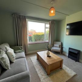 Charming Cottage near Clarks Village & Glastonbury, hotel in Street