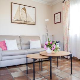 Charming house with private garden, hotel i Cancale