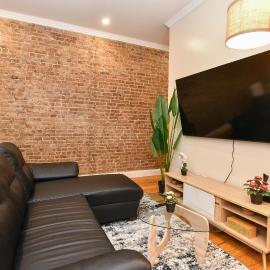 Cozy 2BR Haven Right Above Central Park, hotel in New York