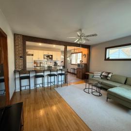 Nellie's Nest - Spacious & Walkable Downtown Home