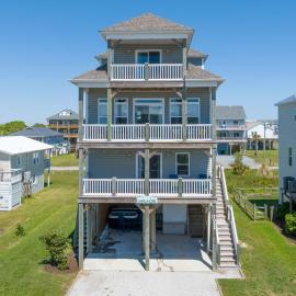 Walk to Beach 4 BR with Hot Tub and Elevator, hotel in Surf City
