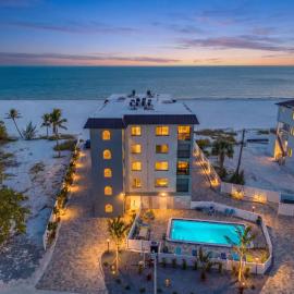Beachfront Escape with Pool, Tiki Huts & Stunning Gulf Views - Casa Bleu - Roelens, hotel u gradu Fort Majers Bič