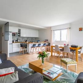 Appartement spacieux 4 chambres，聖克勞德的飯店