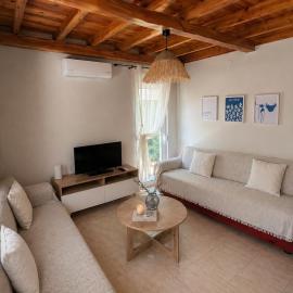 Wooden Loft 3min Walk to Beach, hotel in Alexandroupoli