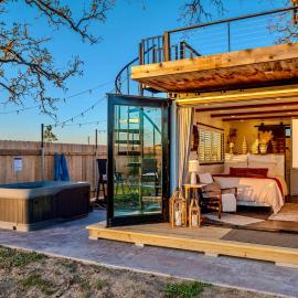 Hot Tub, Deck, Privacy, Pickle Ball, 10 Min to Waco, Hotel in Elm Mott