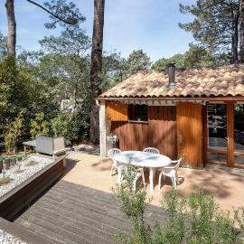 Petite Villa Mitoyenne Dans Pinède, hotel in Lacanau-Océan