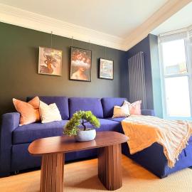 Modern 2 bed Home with Parking Sleeps 6