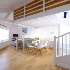 Rope Walk - Just steps from Porthmeor Beach with a private Garage, hotel i St Ives