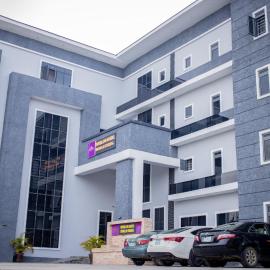 Royal De Elite Hotel, hotel i Rumualogu