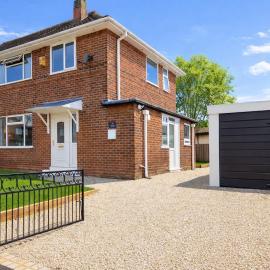 3-Bed House - Sleeps 5 - Free Driveway Parking - Van Friendly - Close to Leeds City Centre