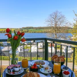 Design-Ferienwohnung direkt am Möhnesee - mit Seeblick, Balkon, Pool und Sauna: Möhnesee şehrinde bir otel