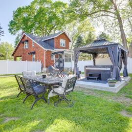 Hot Tub, Grill & Games! Family Getaway in St Louis, hotel in Saint Louis