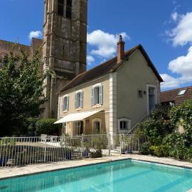 Le Pressoir - Historic Burgundy Home & Pool, hotel in Noyers