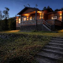 Cozy cabin with panoramic views of the Tana River, hotel a Tana